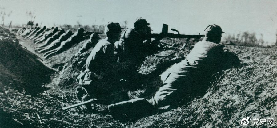 1948年11月23日至12月15日，淮海战役第二阶段，中原野战军在华东野战军配合下，全歼国民党军第12兵团——黄维兵团。图为主攻部队一部在前沿阵地上。