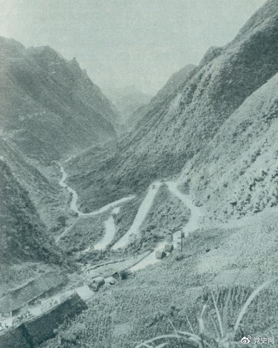 1935年2月18日至21日，红军夺取桐梓、占领娄山关、再克遵义城，取得了歼灭和击溃国民党军2个师又8个团的大胜利。图为黔北要隘娄山关。